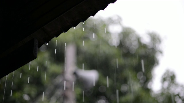 雨水从屋顶上流下来视频素材