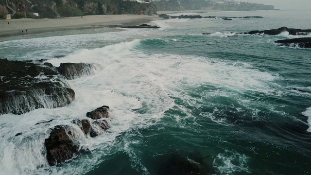 拉古纳海滩的海浪在冬季冲击着岩层视频素材