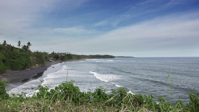 巴厘岛海滩的海景，石头和海滩。印度尼西亚巴厘岛视频素材