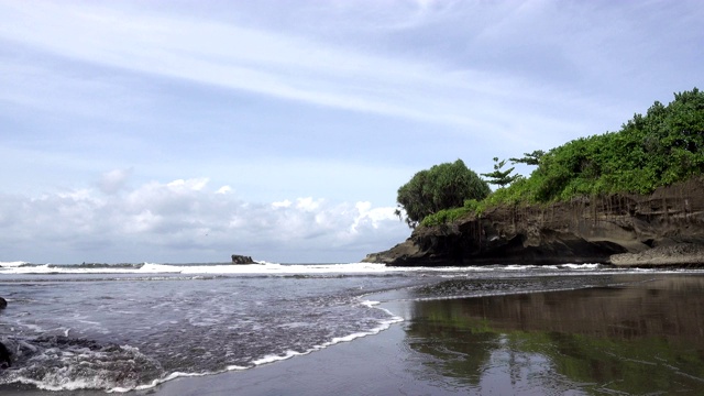 巴厘岛海滩的海景，石头和海滩。印度尼西亚巴厘岛视频素材