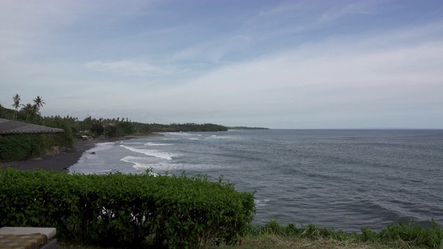 巴厘岛海滩的海景，石头和海滩。印度尼西亚巴厘岛视频素材