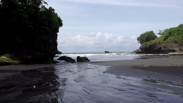 巴厘岛海滩的海景，石头和海滩。印度尼西亚巴厘岛视频素材