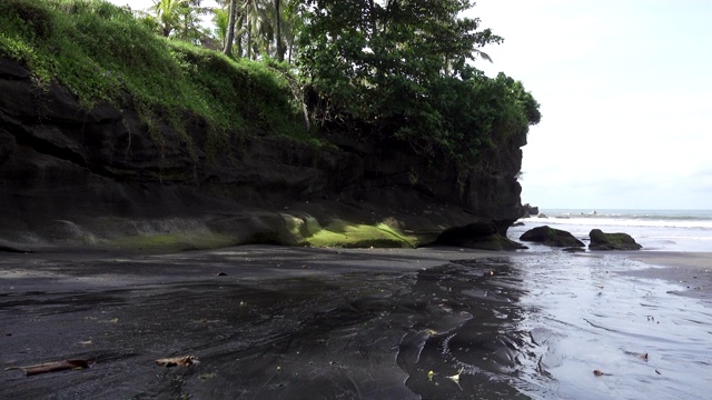 巴厘岛海滩的海景，石头和海滩。印度尼西亚巴厘岛视频素材