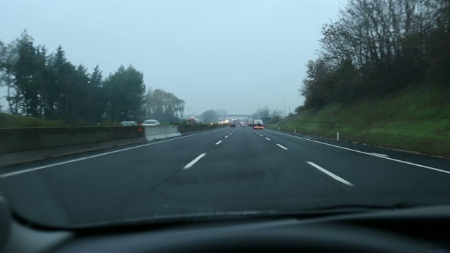 一辆汽车在阴雨天在高速公路上行驶的视频。视频素材