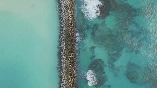 空中坎昆:大堤和波浪视频素材