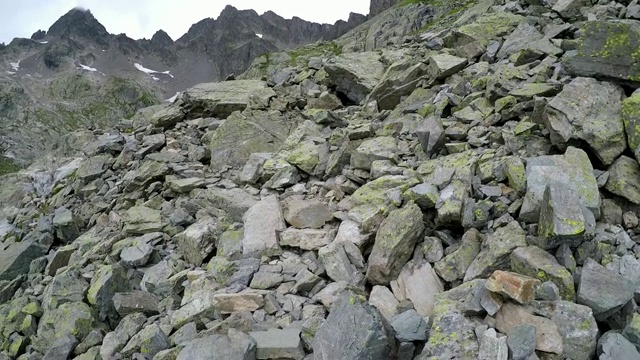 徒步行走在法国夏蒙尼附近的阿尔卑斯山的岩石山景观视频素材