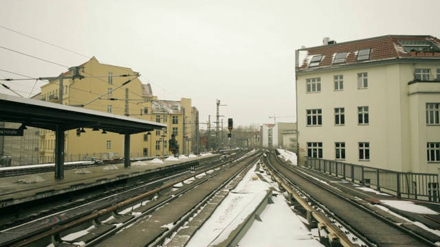 冬季城市景观与S-Bahn火车，德国柏林视频下载