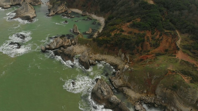 鸟瞰图的岩石黑海海岸视频素材