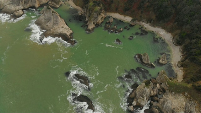 鸟瞰图的岩石黑海海岸视频素材