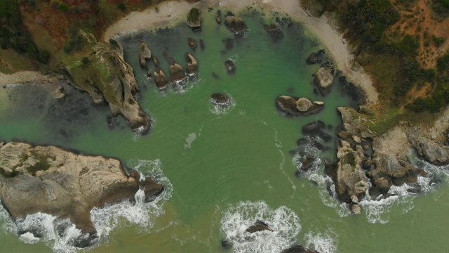 鸟瞰图的岩石黑海海岸视频素材