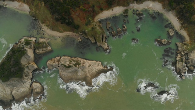 鸟瞰图的岩石黑海海岸视频素材