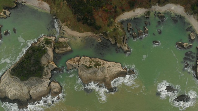 鸟瞰图的岩石黑海海岸视频素材