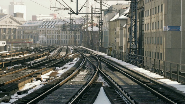 冬季城市景观与S-Bahn火车，德国柏林视频素材