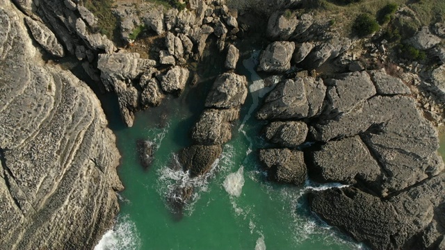 鸟瞰图的岩石黑海海岸视频素材