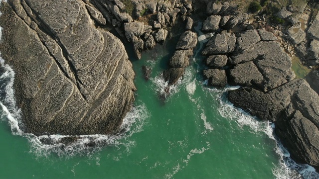 鸟瞰图的岩石黑海海岸视频素材