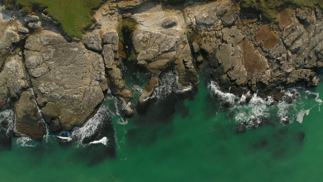 鸟瞰图的岩石黑海海岸视频素材