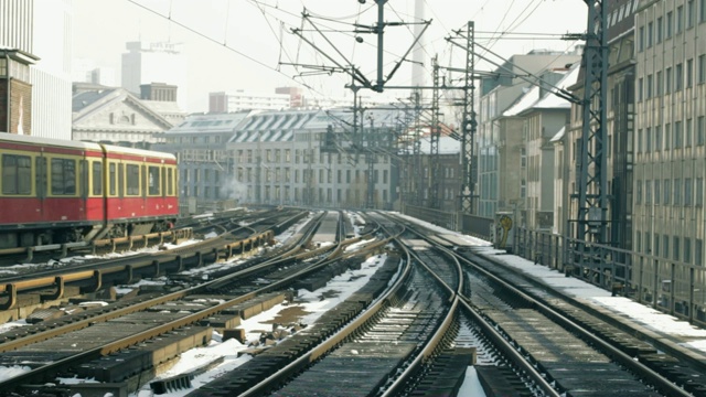 冬季城市景观与S-Bahn火车，德国柏林视频下载