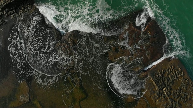 鸟瞰图的岩石黑海海岸视频素材