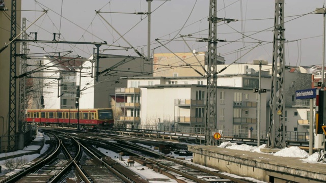 冬季城市景观与S-Bahn火车，德国柏林视频下载