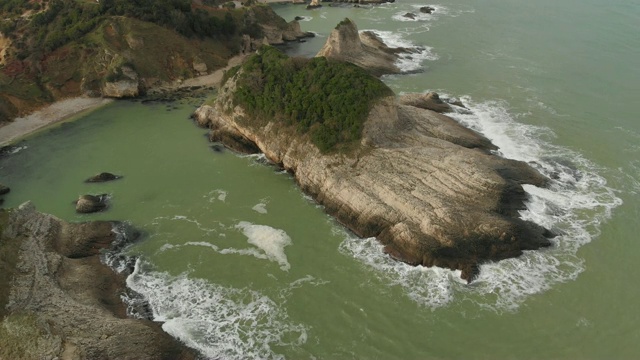 鸟瞰图的岩石黑海海岸视频素材