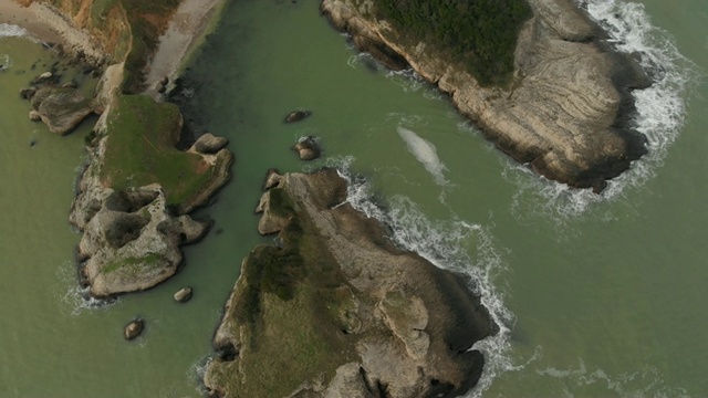 鸟瞰图的岩石黑海海岸视频素材