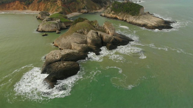 鸟瞰图的岩石黑海海岸视频素材