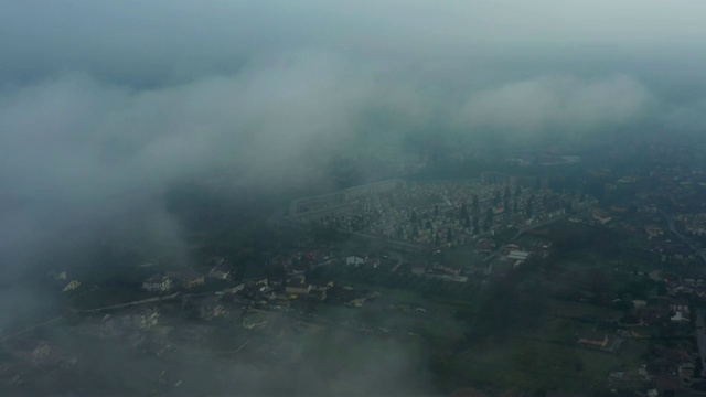 美丽和柔软的云在蓝天上移动的鸟瞰图。视频素材