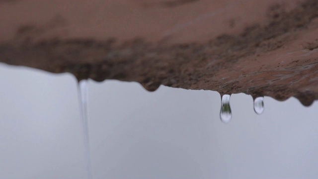 雨落在屋顶上，慢镜头视频素材