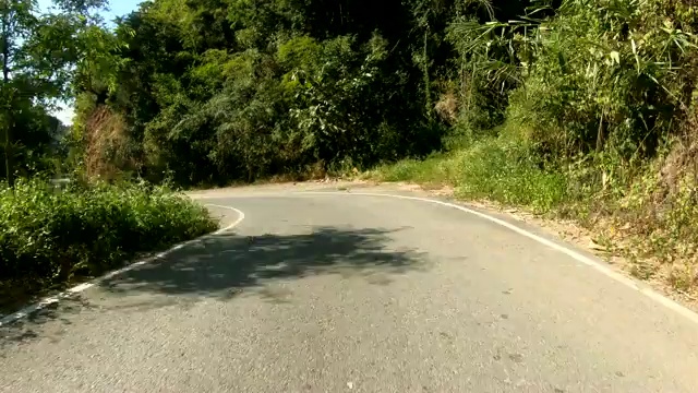 在热带雨林的乡村道路上开车。视频素材