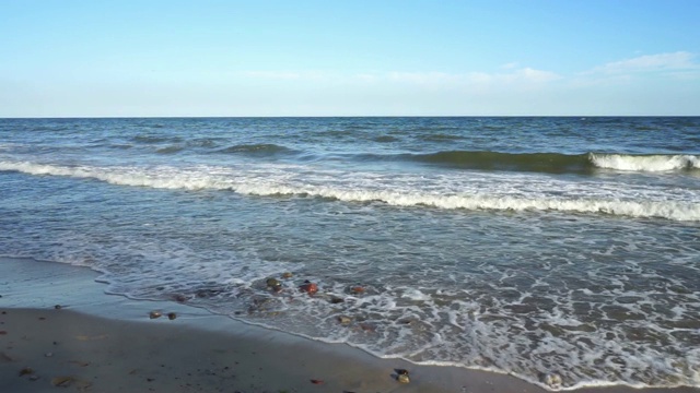 波罗的海-海浪。美丽的蓝天和汹涌的大海。视频素材