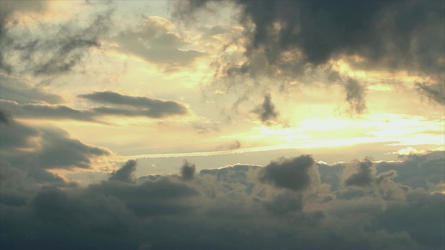 令人惊叹的美丽多彩的云景4k时间。彩云在山中穿梭。视频下载