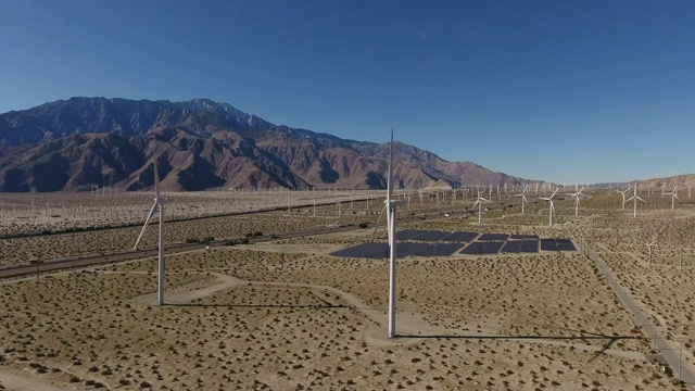 风力涡轮机和太阳能视频素材