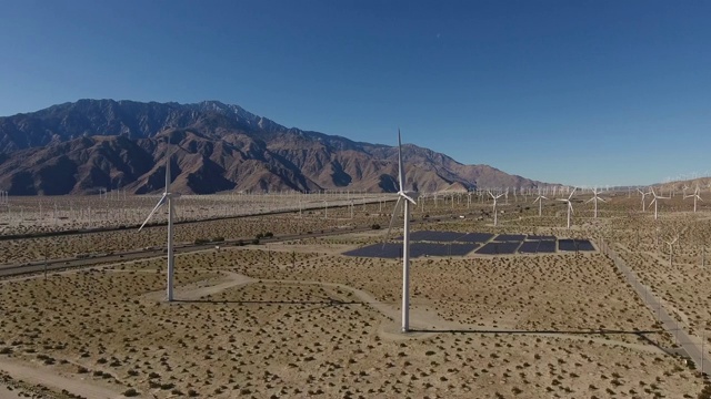 风力涡轮机和太阳能视频素材