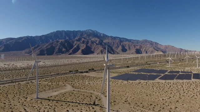 风力涡轮机和太阳能视频素材