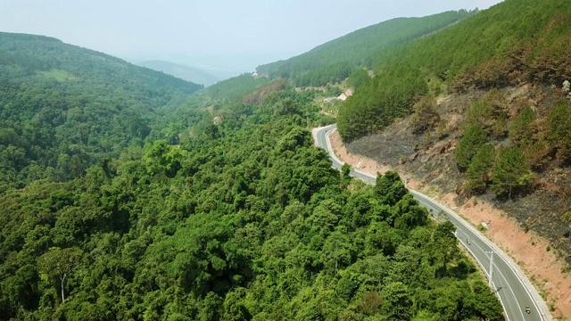 无人机鸟瞰图森林中弯曲的道路视频素材