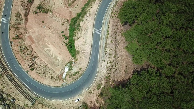 无人机鸟瞰图森林中弯曲的道路视频素材