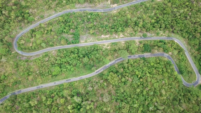 无人机鸟瞰图森林中弯曲的道路视频素材