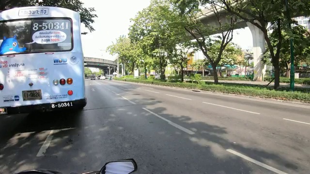 人在路上驾驶摩托车的超延时或时间延时视频素材