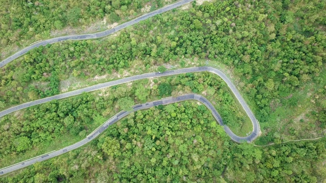 无人机鸟瞰图森林道路视频素材