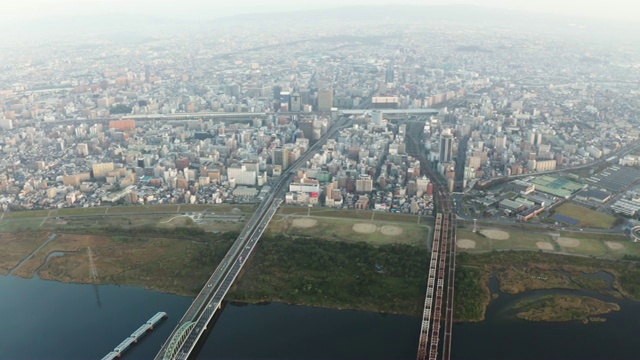 鸟瞰图的大阪市与许多摩天大楼在早上。大阪是日本第二大都市区大阪府的首府。视频素材