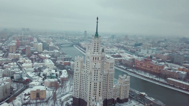 冬季莫斯科河附近斯大林摩天大楼的空中镜头。有积雪的屋顶的房子和汽车。视频素材