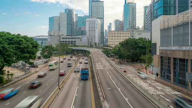 延时:上午香港中环及金钟高速公路上的交通情况，以天际线大厦为背景视频素材