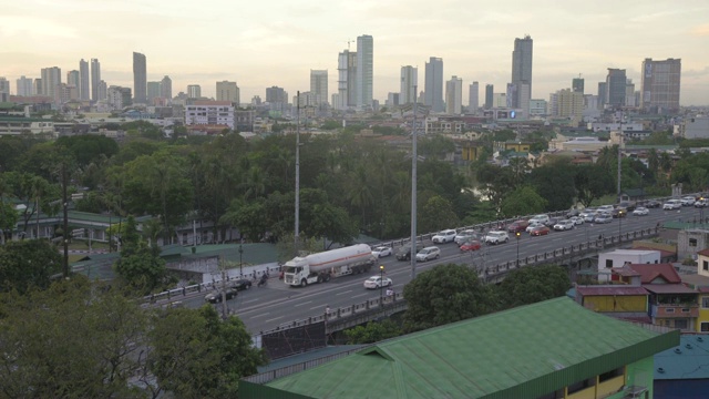 马尼拉城市的天际线与污染的天空。前面是公路。菲律宾首都的标志性形象。本空间视频素材