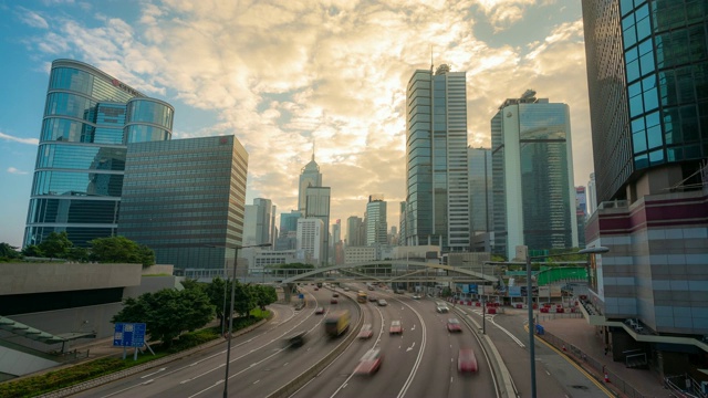 延时:上午香港中环及金钟高速公路上的交通情况，以天际线大厦为背景视频素材