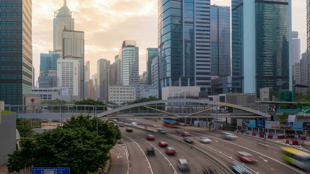 延时:上午香港中环及金钟高速公路上的交通情况，以天际线大厦为背景视频素材