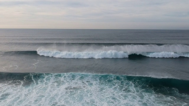 日落时冲浪点的完美海浪。鸟瞰图。无人驾驶飞机。视频素材