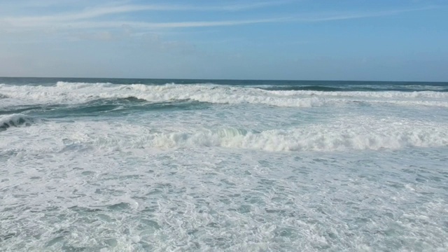 海浪在海滩上冲开视频素材