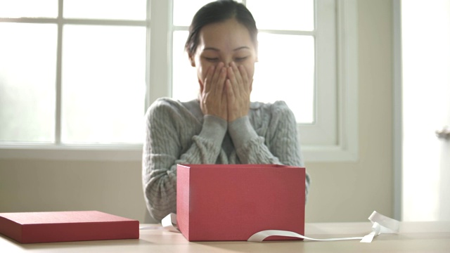 女人在家里打开礼盒视频素材