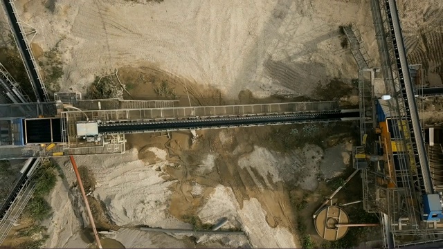 碎石采石场机器鸟瞰图视频素材