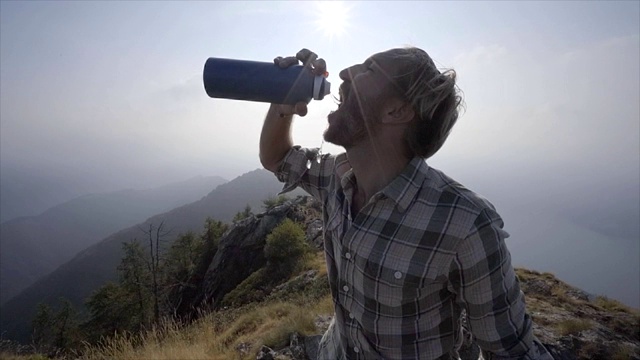 长途跋涉到达山顶后，美丽的太阳升起在瑞士阿尔卑斯山的山顶上视频素材